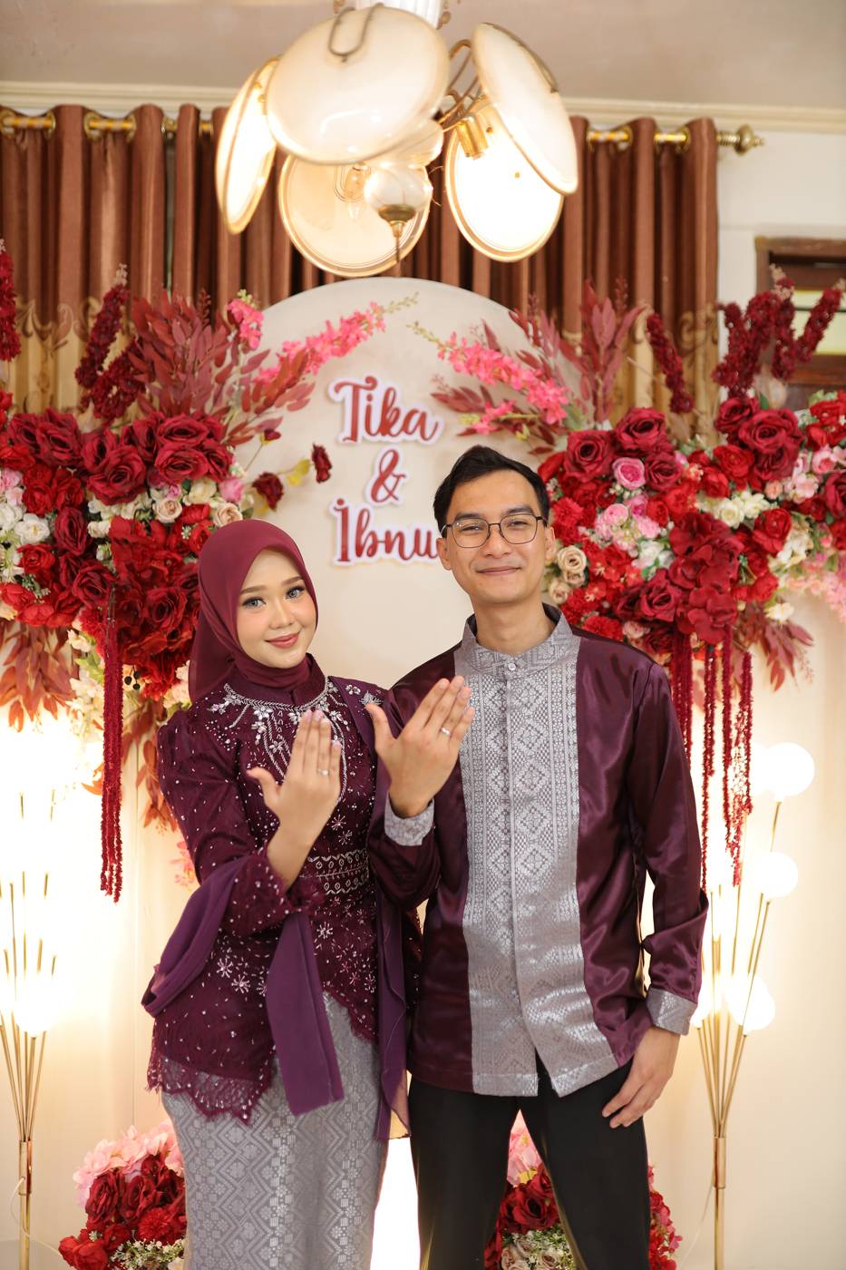 Ibnu dan Tika menunjukkan cincin