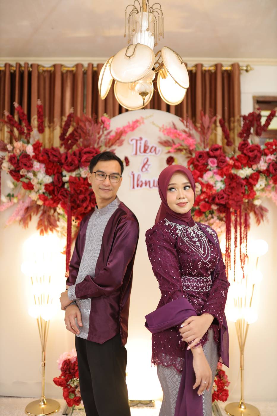 Ibnu dan Tika berdiri di depan dekorasi