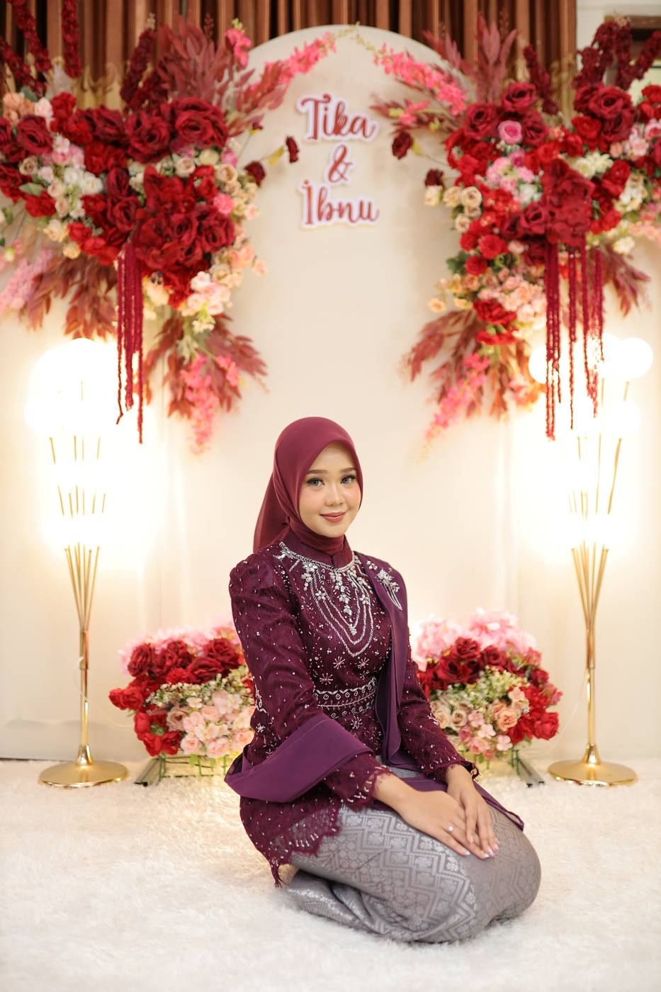 Tika seorang diri di pelaminan
